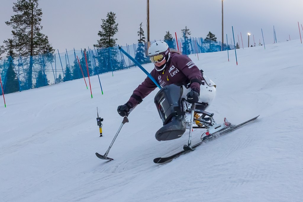 Nette pujottelemassa mäkeä alas.